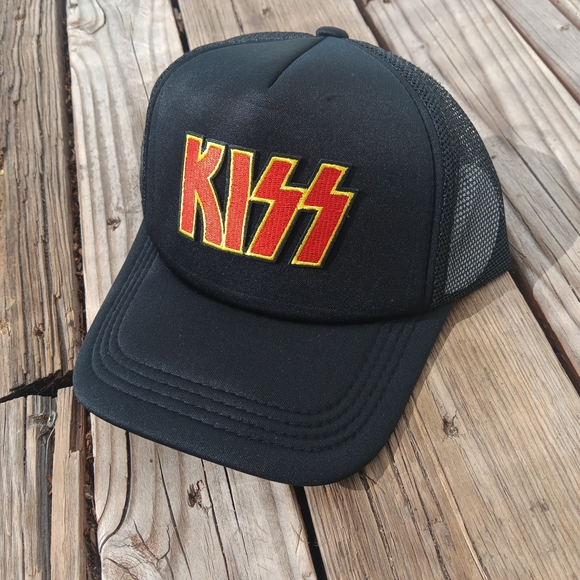 Kiss Black and Red Logo Trucker Hat - Picture 1 of 1